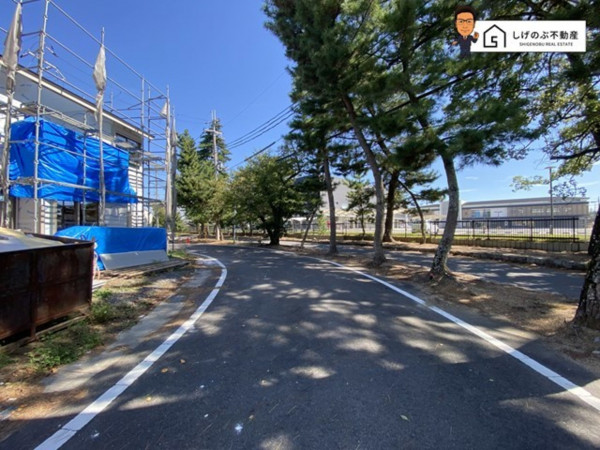 甲賀市水口町鹿深、中古一戸建ての前面道路を含む現地写真画像です