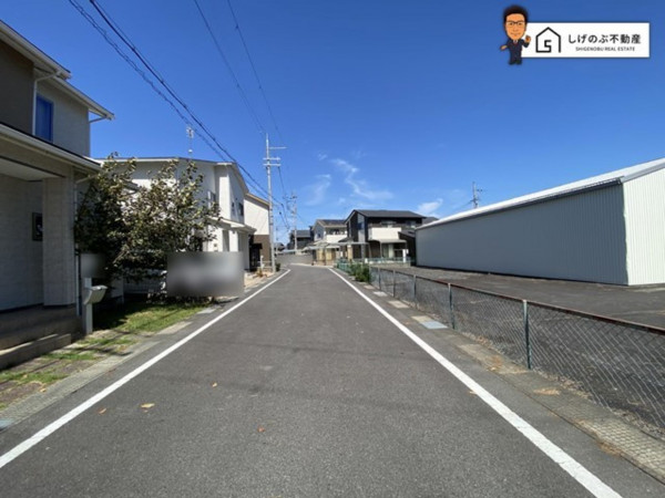 甲賀市水口町鹿深、中古一戸建ての前面道路を含む現地写真画像です