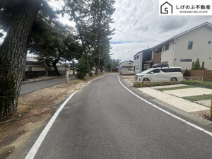 甲賀市水口町鹿深、中古一戸建ての前面道路を含む現地写真画像です