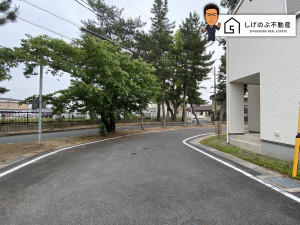 甲賀市水口町鹿深、中古一戸建ての前面道路を含む現地写真画像です
