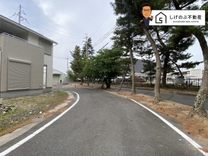 甲賀市水口町鹿深、中古一戸建ての前面道路を含む現地写真画像です