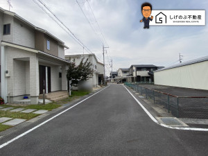 甲賀市水口町鹿深、中古一戸建ての前面道路を含む現地写真画像です
