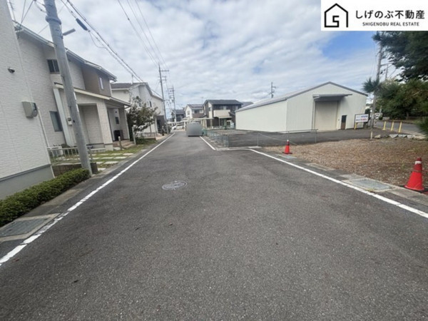 甲賀市水口町鹿深、中古一戸建ての前面道路を含む現地写真画像です
