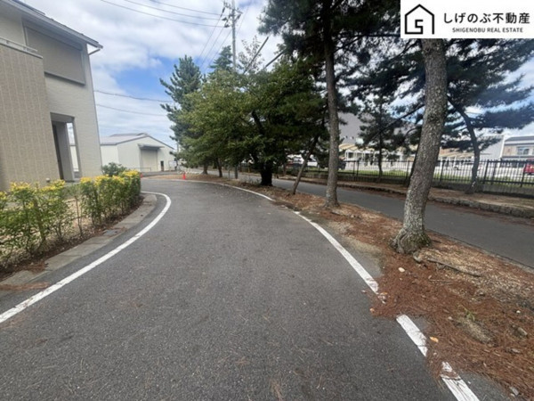 甲賀市水口町鹿深、中古一戸建ての前面道路を含む現地写真画像です