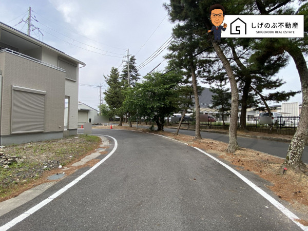 甲賀市水口町鹿深、中古一戸建ての前面道路を含む現地写真画像です