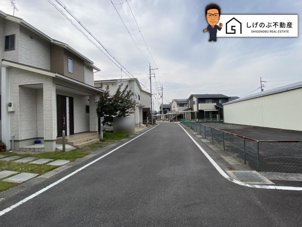 甲賀市水口町鹿深、中古一戸建ての前面道路を含む現地写真画像です