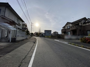 甲賀市甲南町希望ケ丘本町、土地の前面道路を含む現地写真画像です