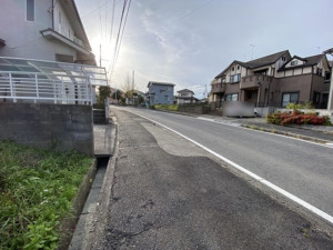 甲賀市甲南町希望ケ丘本町、土地の前面道路を含む現地写真画像です