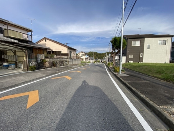 甲賀市甲南町希望ケ丘本町、土地の前面道路を含む現地写真画像です