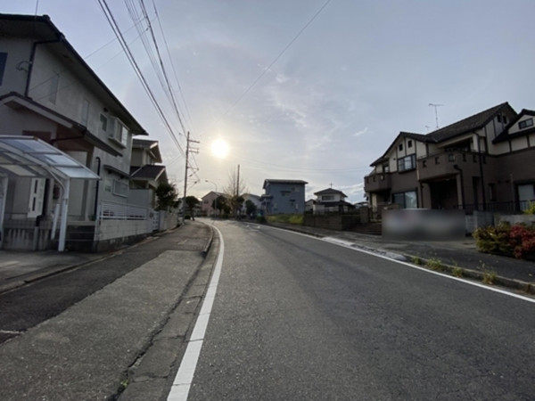 甲賀市甲南町希望ケ丘本町、土地の前面道路を含む現地写真画像です