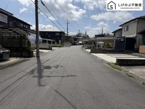 甲賀市水口町山、中古一戸建ての前面道路を含む現地写真画像です