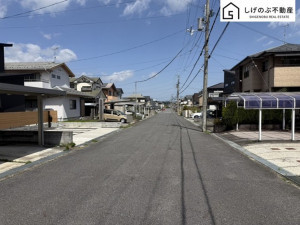 甲賀市水口町山、中古一戸建ての前面道路を含む現地写真画像です