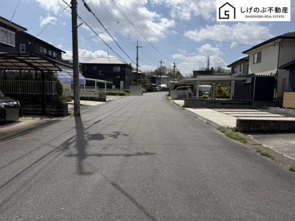 甲賀市水口町山、中古一戸建ての前面道路を含む現地写真画像です