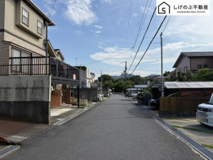 甲賀市水口町下山、中古一戸建ての前面道路を含む現地写真画像です