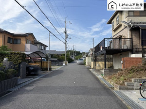 甲賀市水口町下山、中古一戸建ての前面道路を含む現地写真画像です