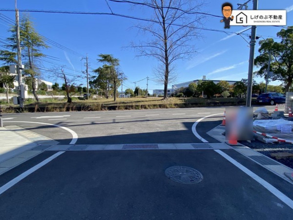湖南市若竹町、中古一戸建ての前面道路を含む現地写真画像です