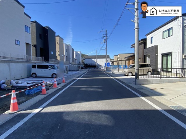 湖南市若竹町、中古一戸建ての前面道路を含む現地写真画像です