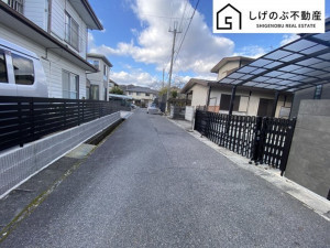 湖南市菩提寺西、中古一戸建ての前面道路を含む現地写真画像です