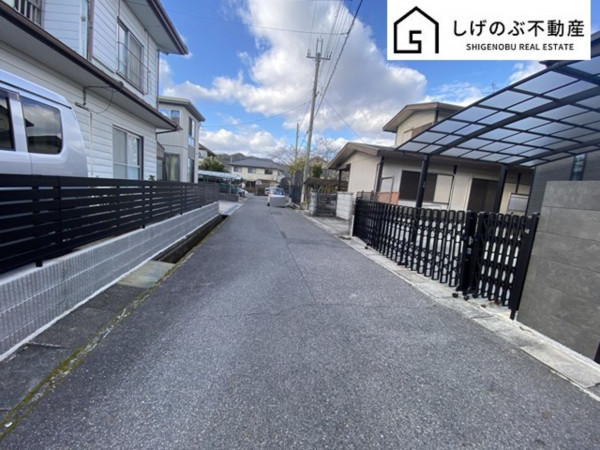 湖南市菩提寺西、中古一戸建ての前面道路を含む現地写真画像です