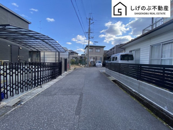 湖南市菩提寺西、中古一戸建ての前面道路を含む現地写真画像です