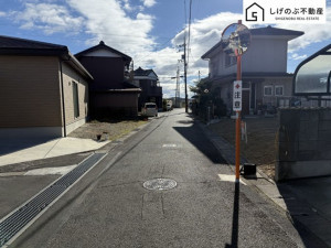 甲賀市水口町泉、土地の前面道路を含む現地写真画像です