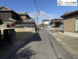 甲賀市水口町泉、土地の前面道路を含む現地写真画像です