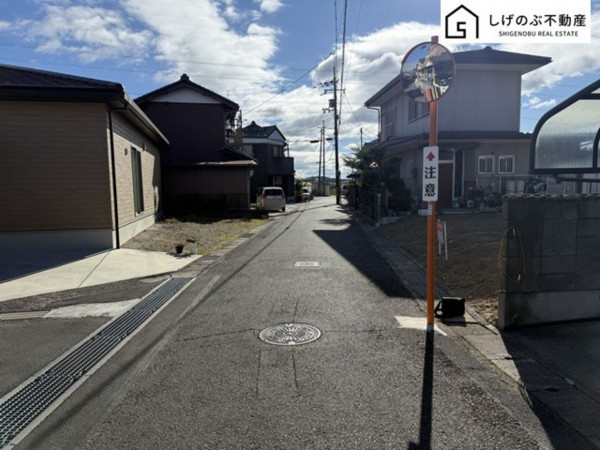 甲賀市水口町泉、土地の前面道路を含む現地写真画像です