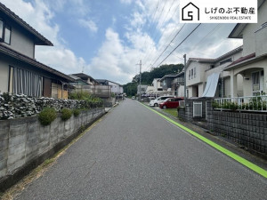 甲賀市水口町下山、中古一戸建ての前面道路を含む現地写真画像です