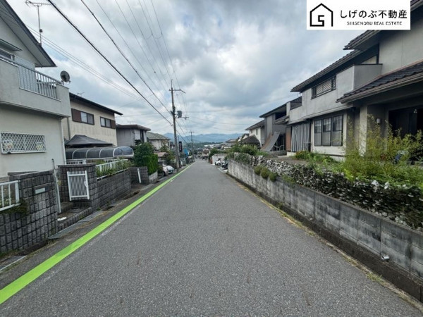甲賀市水口町下山、中古一戸建ての前面道路を含む現地写真画像です