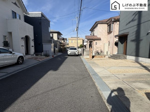 草津市木川町、中古一戸建ての前面道路を含む現地写真画像です