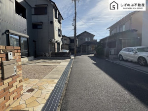草津市木川町、中古一戸建ての前面道路を含む現地写真画像です