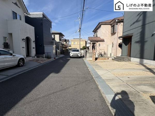 草津市木川町、中古一戸建ての前面道路を含む現地写真画像です
