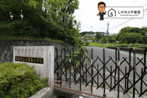 湖南市三雲、中古一戸建ての小学校画像です