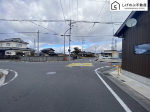 湖南市柑子袋、中古一戸建ての前面道路を含む現地写真画像です