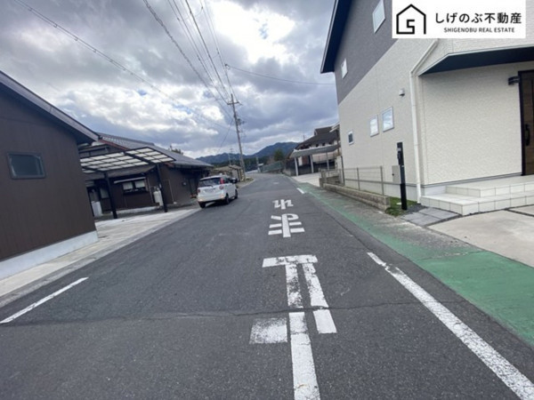 湖南市柑子袋、中古一戸建ての前面道路を含む現地写真画像です