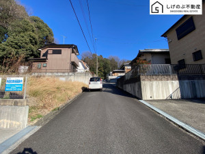 甲賀市水口町山、中古一戸建ての前面道路を含む現地写真画像です