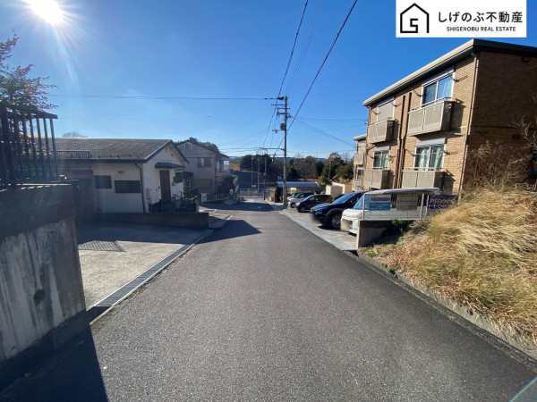 甲賀市水口町山、中古一戸建ての前面道路を含む現地写真画像です