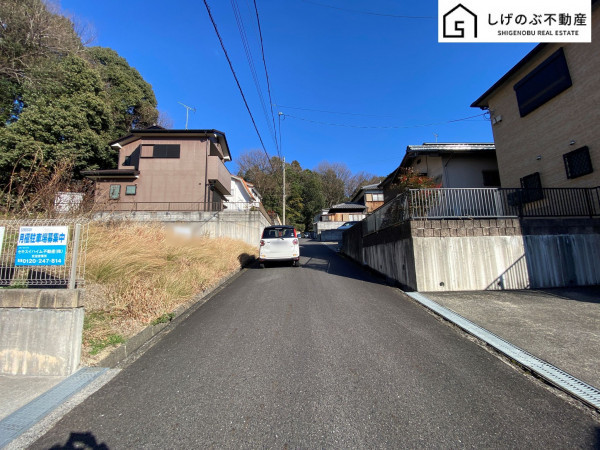 甲賀市水口町山、中古一戸建ての前面道路を含む現地写真画像です