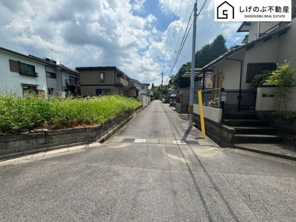 甲賀市甲南町耕心、土地の前面道路を含む現地写真画像です