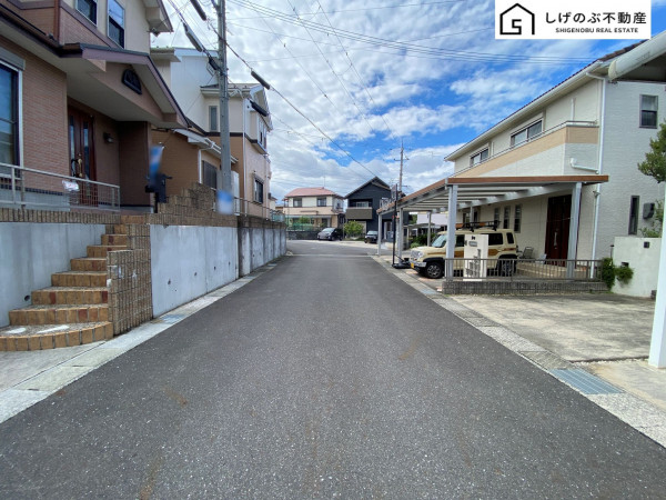 甲賀市水口町水口、中古一戸建ての前面道路を含む現地写真画像です