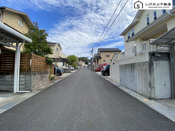 甲賀市水口町水口、中古一戸建ての前面道路を含む現地写真画像です