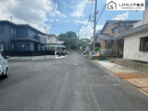 甲賀市水口町本丸、土地の前面道路を含む現地写真画像です