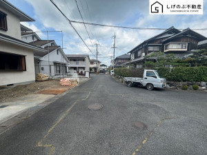 甲賀市水口町本丸、土地の前面道路を含む現地写真画像です