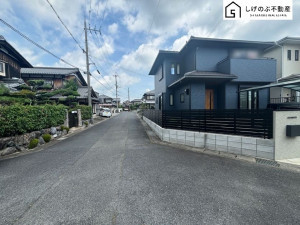 甲賀市水口町本丸、土地の前面道路を含む現地写真画像です