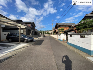 湖南市中央、中古一戸建ての前面道路を含む現地写真画像です