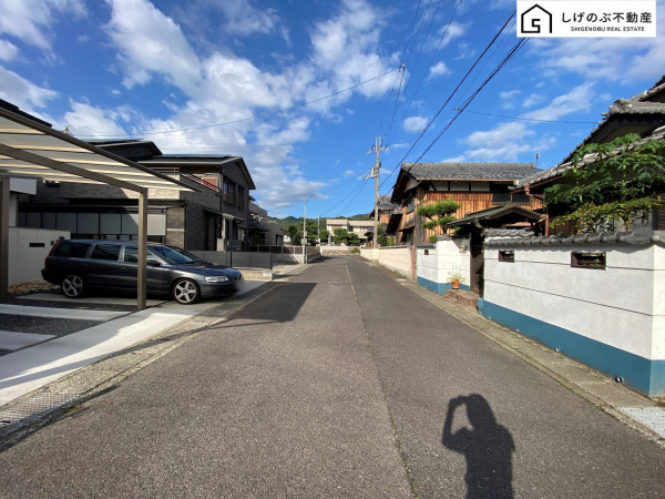 湖南市中央、中古一戸建ての前面道路を含む現地写真画像です