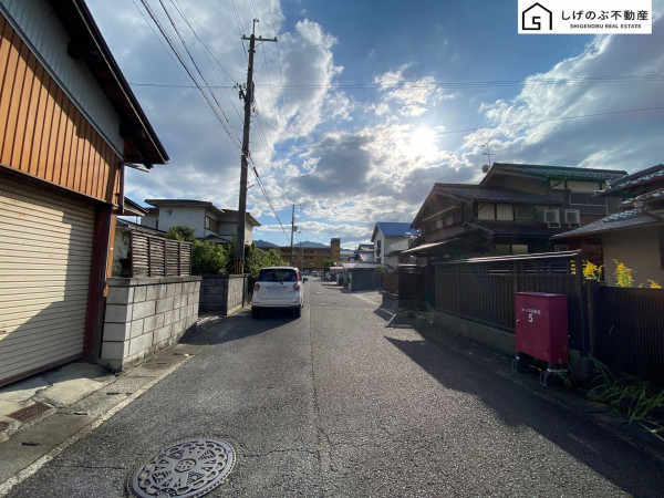 湖南市中央、中古一戸建ての前面道路を含む現地写真画像です