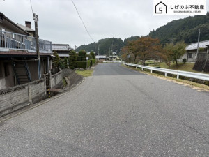 甲賀市信楽町多羅尾、中古一戸建ての前面道路を含む現地写真画像です