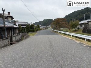 甲賀市信楽町多羅尾、中古一戸建ての前面道路を含む現地写真画像です