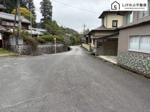 甲賀市信楽町多羅尾、中古一戸建ての前面道路を含む現地写真画像です